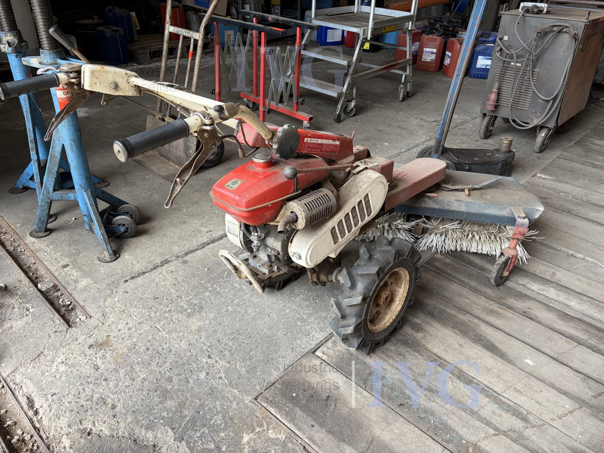 Einachsschlepper mit Kehrbesen ISEKI KC450F